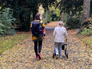 Ein Walk-Along-Interview innerhalb des Projekts © ILS Vier Personen sitzen nebeneinander und unterhalten sich
