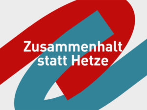 Vier Personen sitzen nebeneinander und unterhalten sich