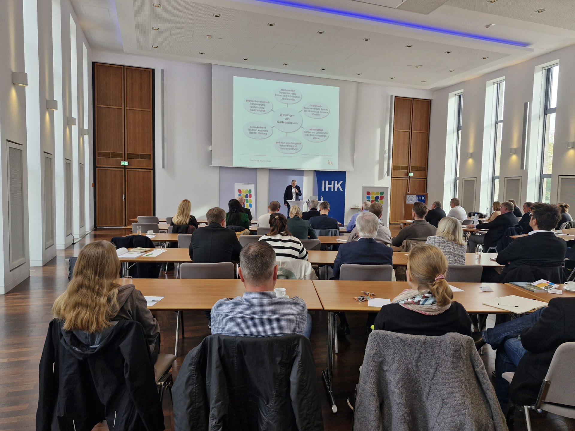 Rund 80 Teilnehmende diskutierten zu möglichen Impulsen der IGA auf die Wirtschaft im Ruhrgebiet © von Bischopink / ILS