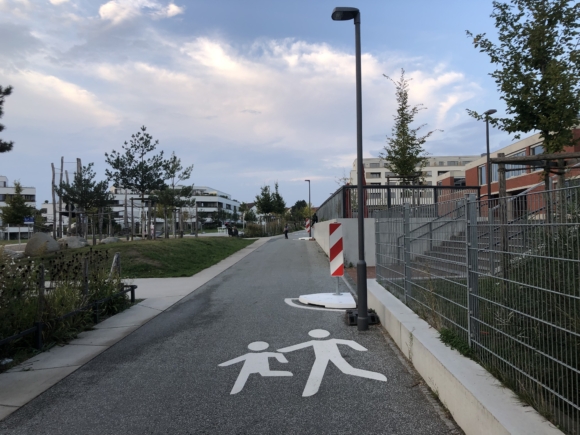 Ein breiter, beleuchteter Fußgängerweg in der Lincoln-Siedlung in Darmstadt