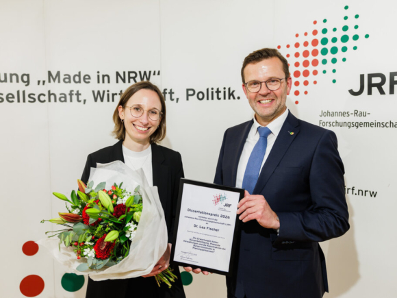 Lea Fischer und Raphael Tigges mit Blumenstrauss und Urkunde