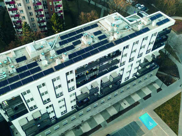 Vogelperspektive auf ein Hochhaus mit Solar auf dem Dach