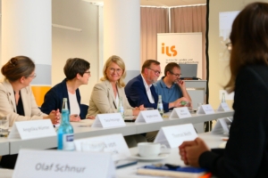 250901 Besuch Poschmann ILS c Jonah Kaschel ILS (3) Vier Personen sitzen nebeneinander und unterhalten sich