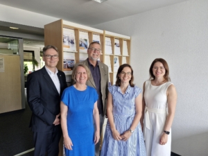 250905 JRF Sommertour Vier Personen sitzen nebeneinander und unterhalten sich