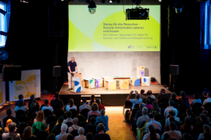 3 Stadtforum-23-06-2025-c-Joerg-Farys-227 Vier Personen sitzen nebeneinander und unterhalten sich