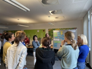 hannaneh jilanialshafty_c4d3 Vier Personen sitzen nebeneinander und unterhalten sich